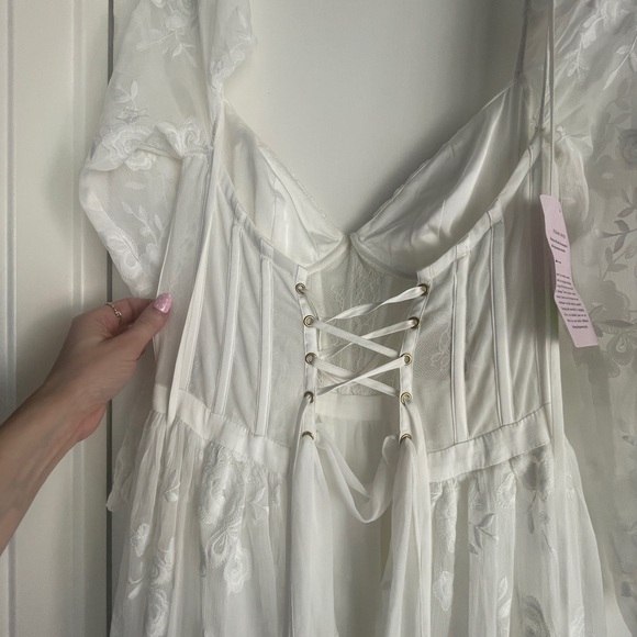V. Chapman Ivory Lace Corset Dress - Picture 4 of 9